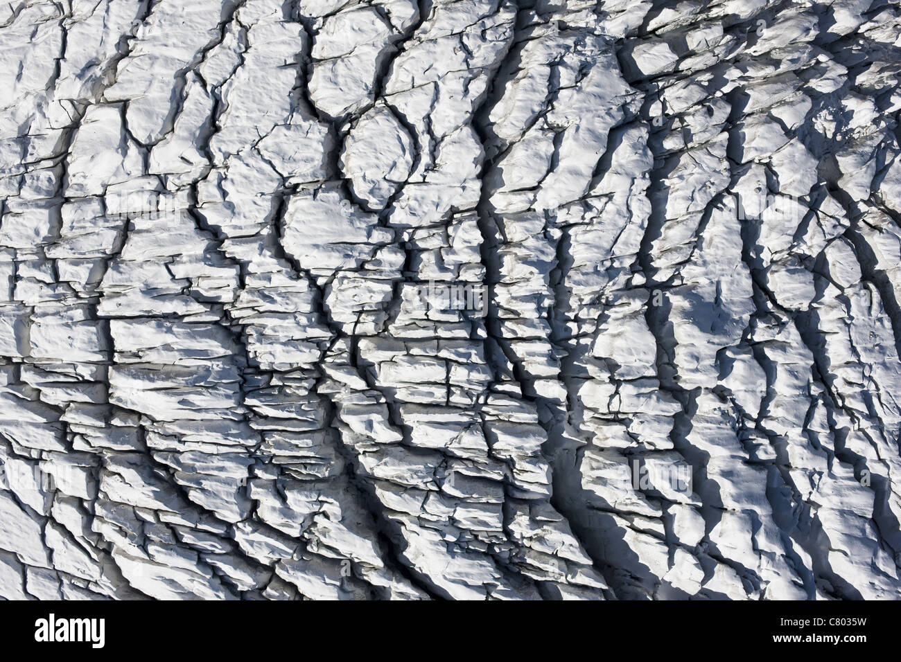 VISTA AEREA VERTICALE. Crepacci di Glacier des Bossons. Chamonix Mont Blanc, alta Savoia, Auvergne-Rhône-Alpes, Francia. Foto Stock