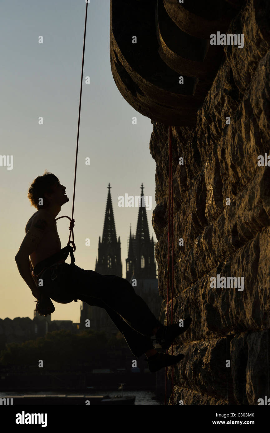 Scalatore al Hohenzollernbrücke a Colonia Foto Stock