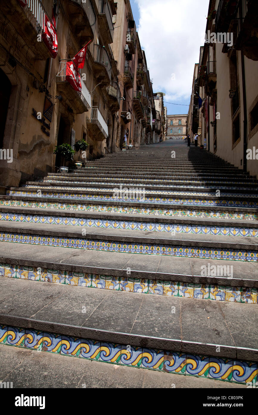 Il decorato 142-passo scalone monumentale di Santa Maria del Monte, Caltagirone, Sicilia, Sicilia, Italia Foto Stock