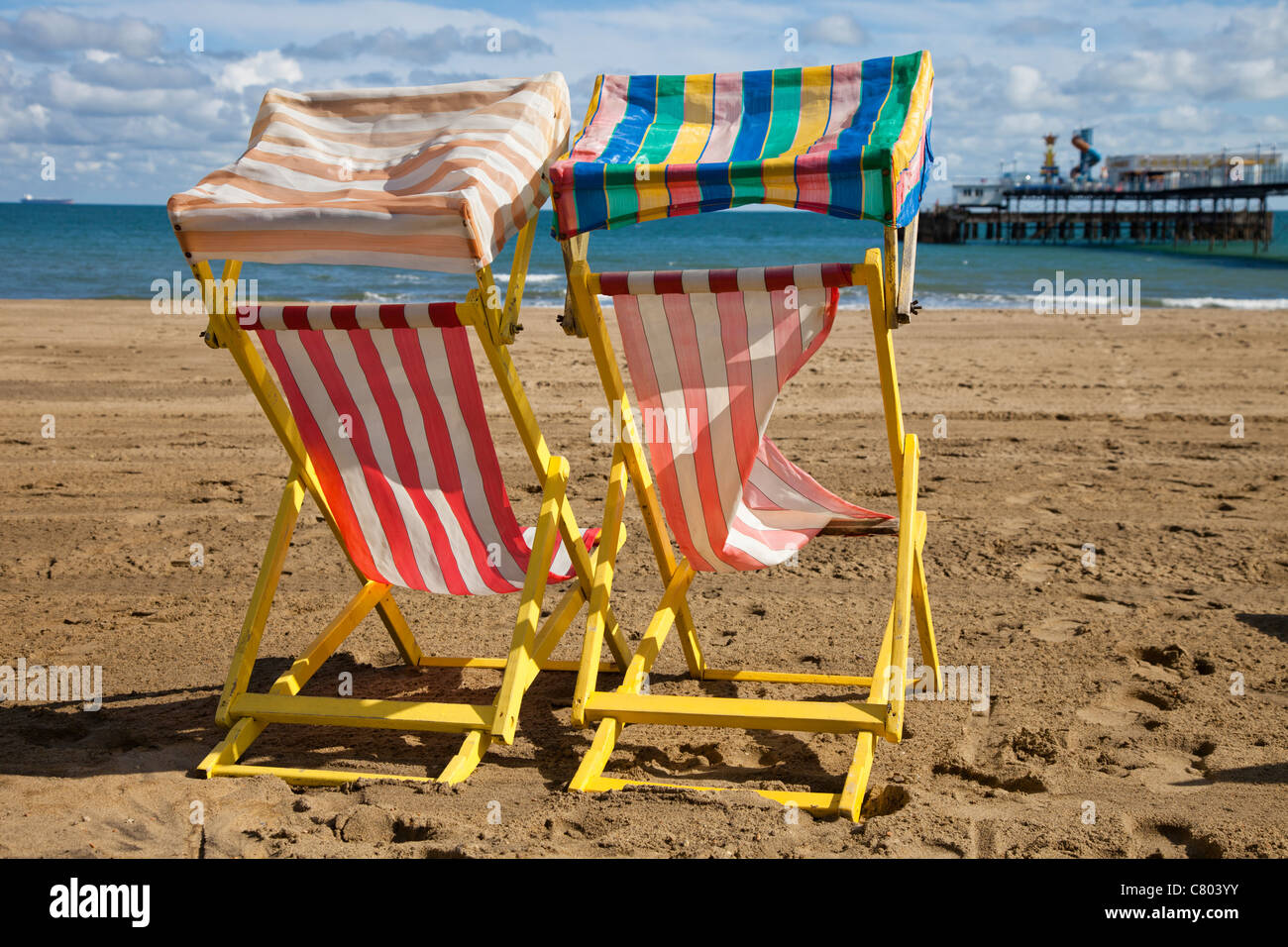 Svuotare sdraio di fronte al molo sulla spiaggia di Sandown Isola di Wight Foto Stock