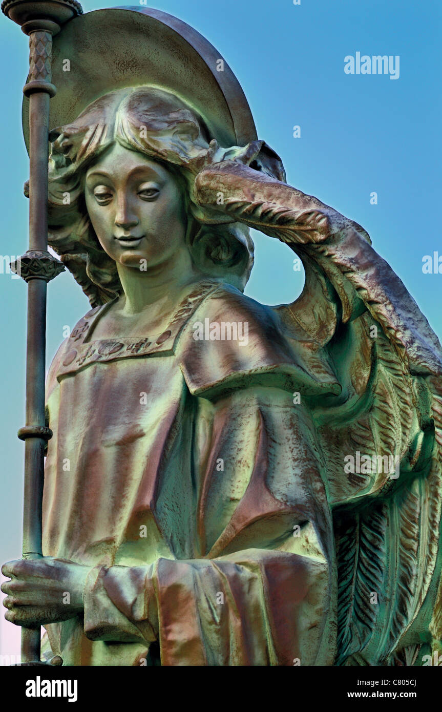 Spagna, San Giacomo modo: Angelo nel giardino del Palazzo del Vescovo di Antonio Gaudì a Astorga Foto Stock