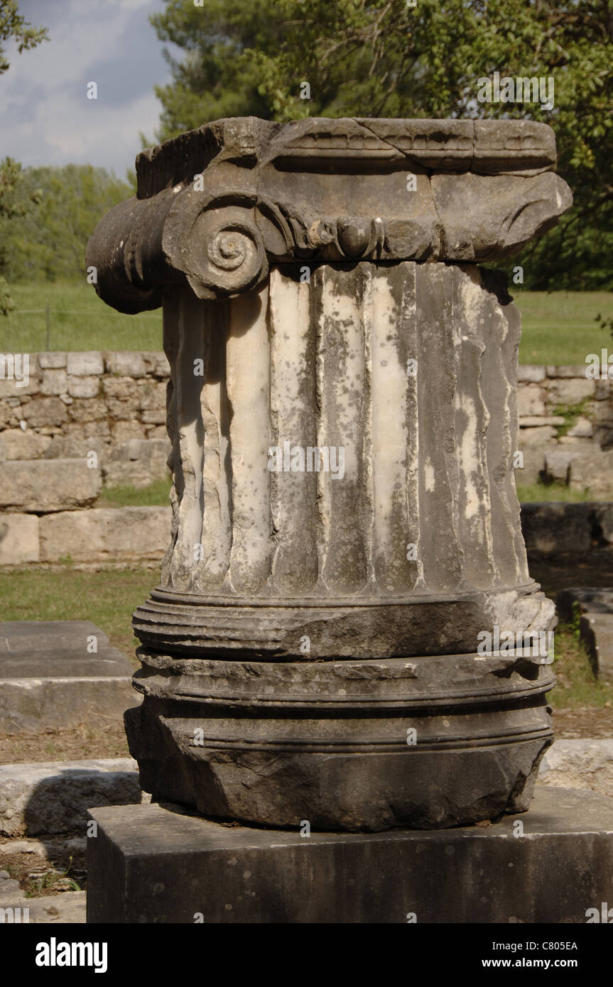 Arte greche. Colonna ionica. Volute. Olympia. La Grecia. Foto Stock