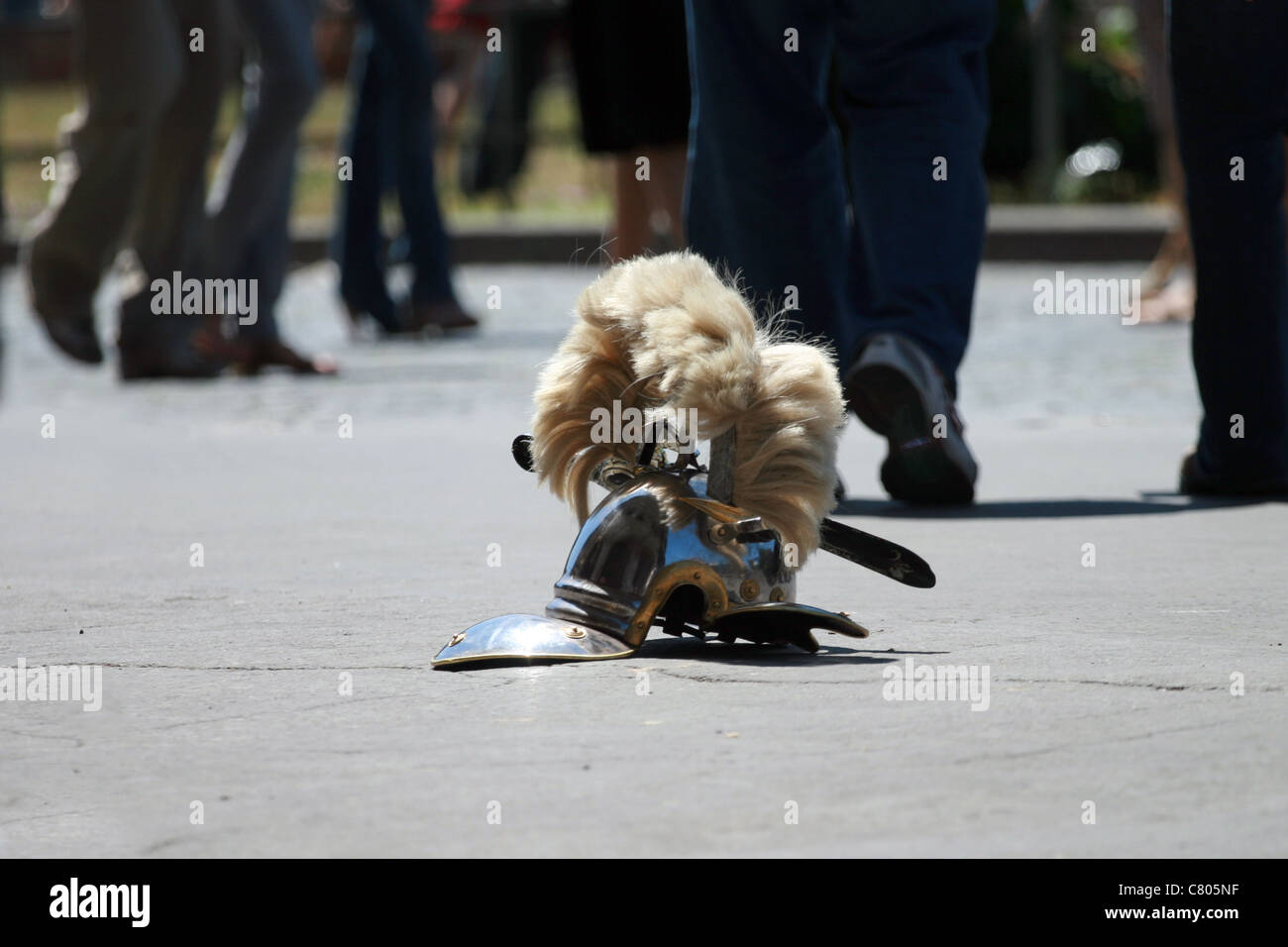 Elmo romano al di fuori il Colosseo a Roma Foto Stock