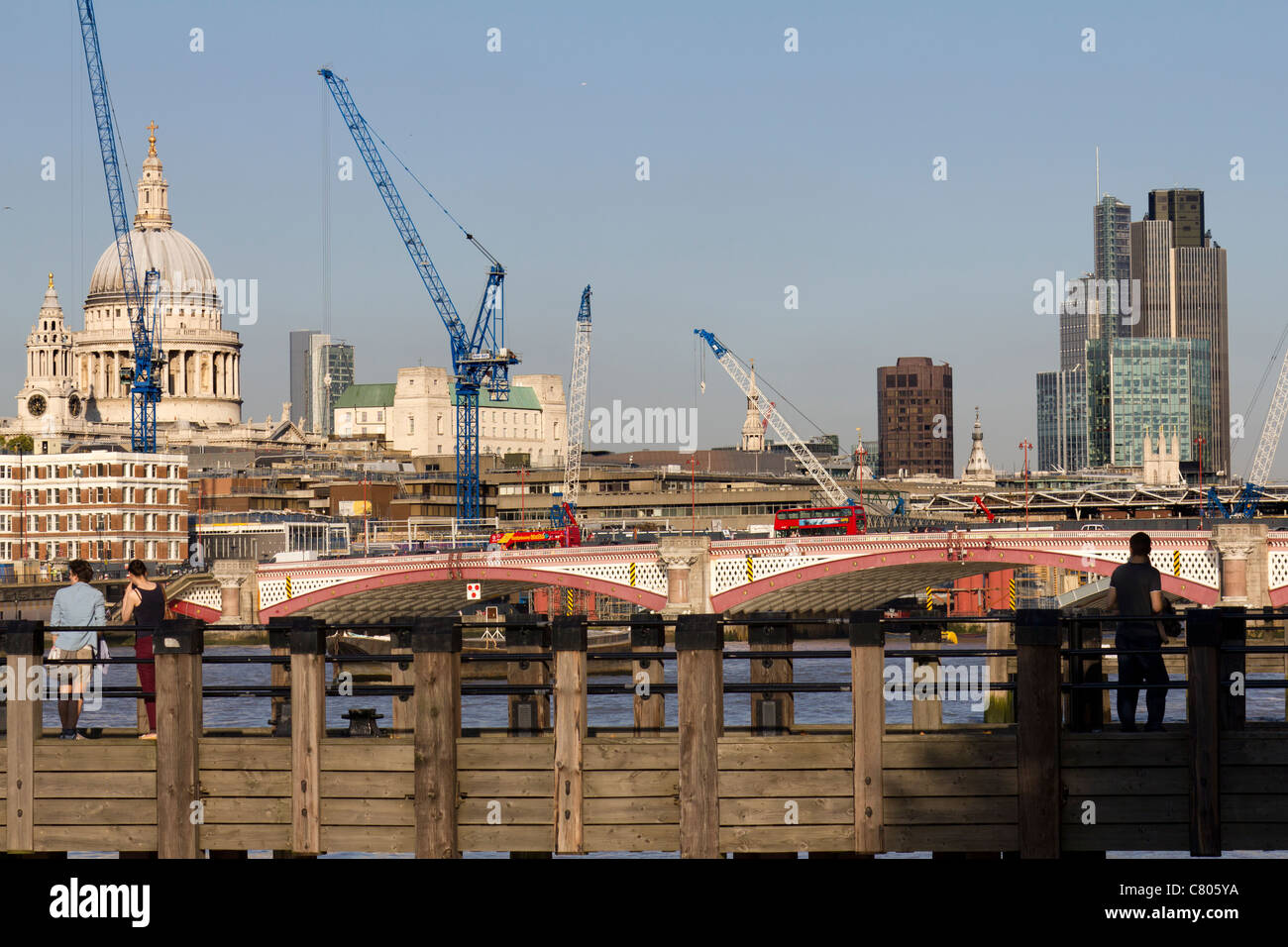 Blackfriars Bridge, San Paolo e la città di Londra Foto Stock
