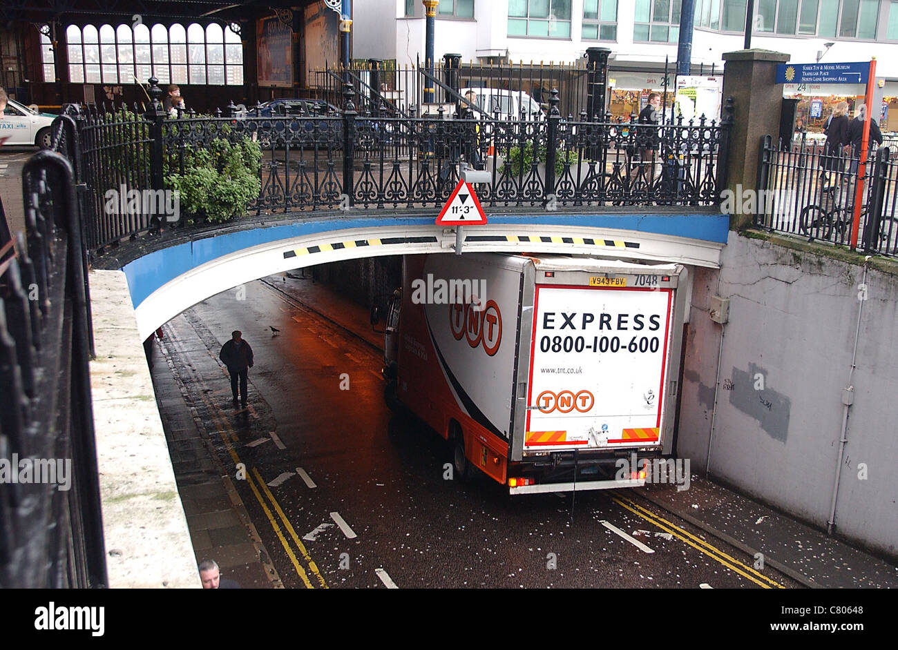 Una consegna TNT van si incunea sotto la Trafalgar Street bridge da stazione di Brighton Regno Unito Foto Stock