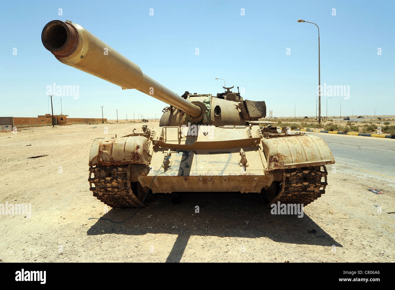 Un T-55 serbatoio distrutto dalle forze NATO nel deserto a nord di Ajadabiya, Libia. Foto Stock