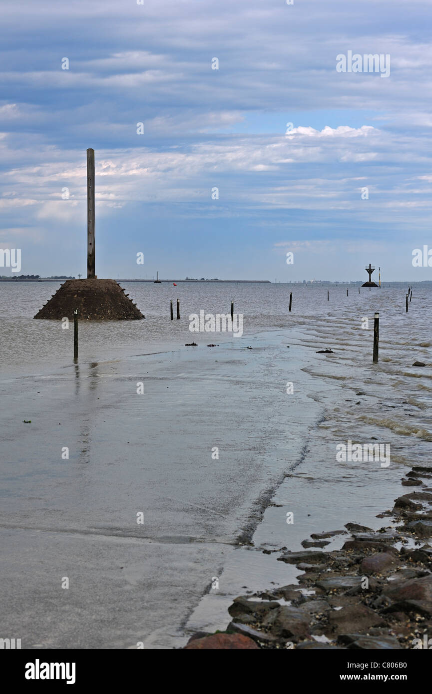 Salvataggio palo lungo il passaggio du Goisa / Gôa, una marea di causeway Beauvoir-sur-Mer a Île de Noirmoutier, la Vendée, Francia Foto Stock