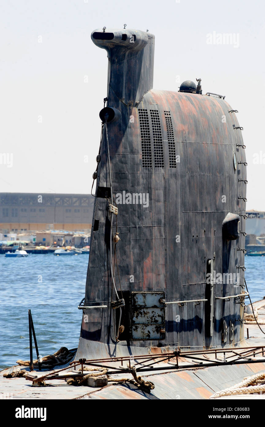 Una marina militare libico Foxtrot-classe sottomarino militare attraccata al molo di Bengasi, Libia. Foto Stock
