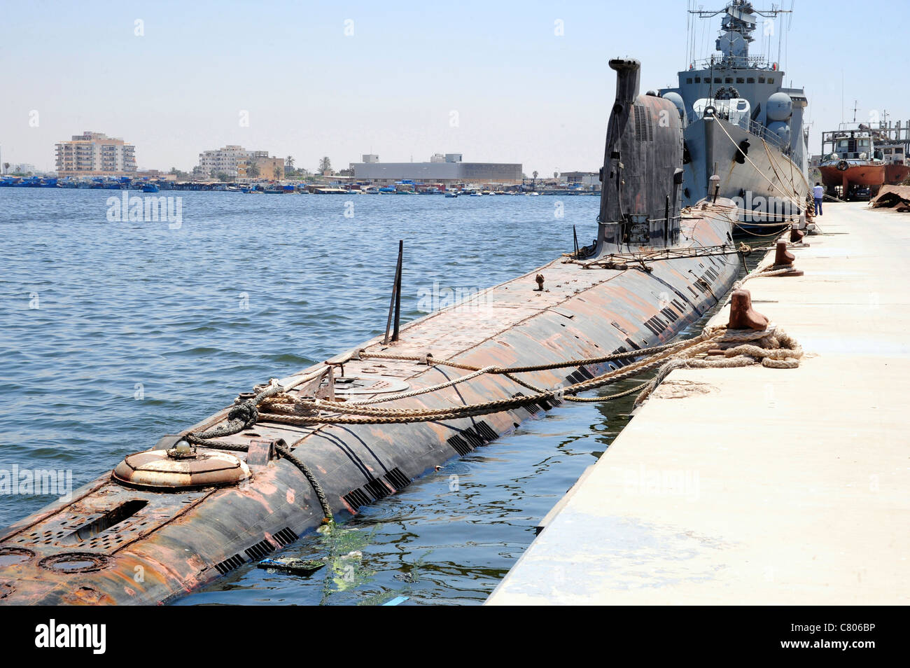 Una marina militare libico Foxtrot-classe sottomarino militare attraccata al molo di Bengasi, Libia. Foto Stock