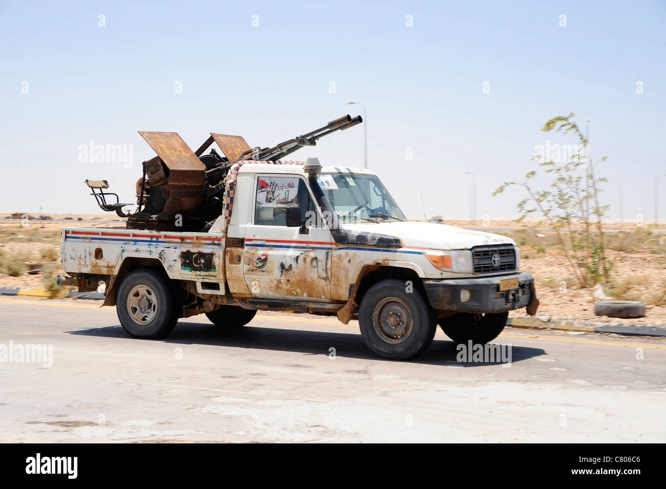 Gratuitamente un esercito libico pickup truck con un ZPU-1 anti-aerei pistola, Ajdabiya, Libia. Foto Stock