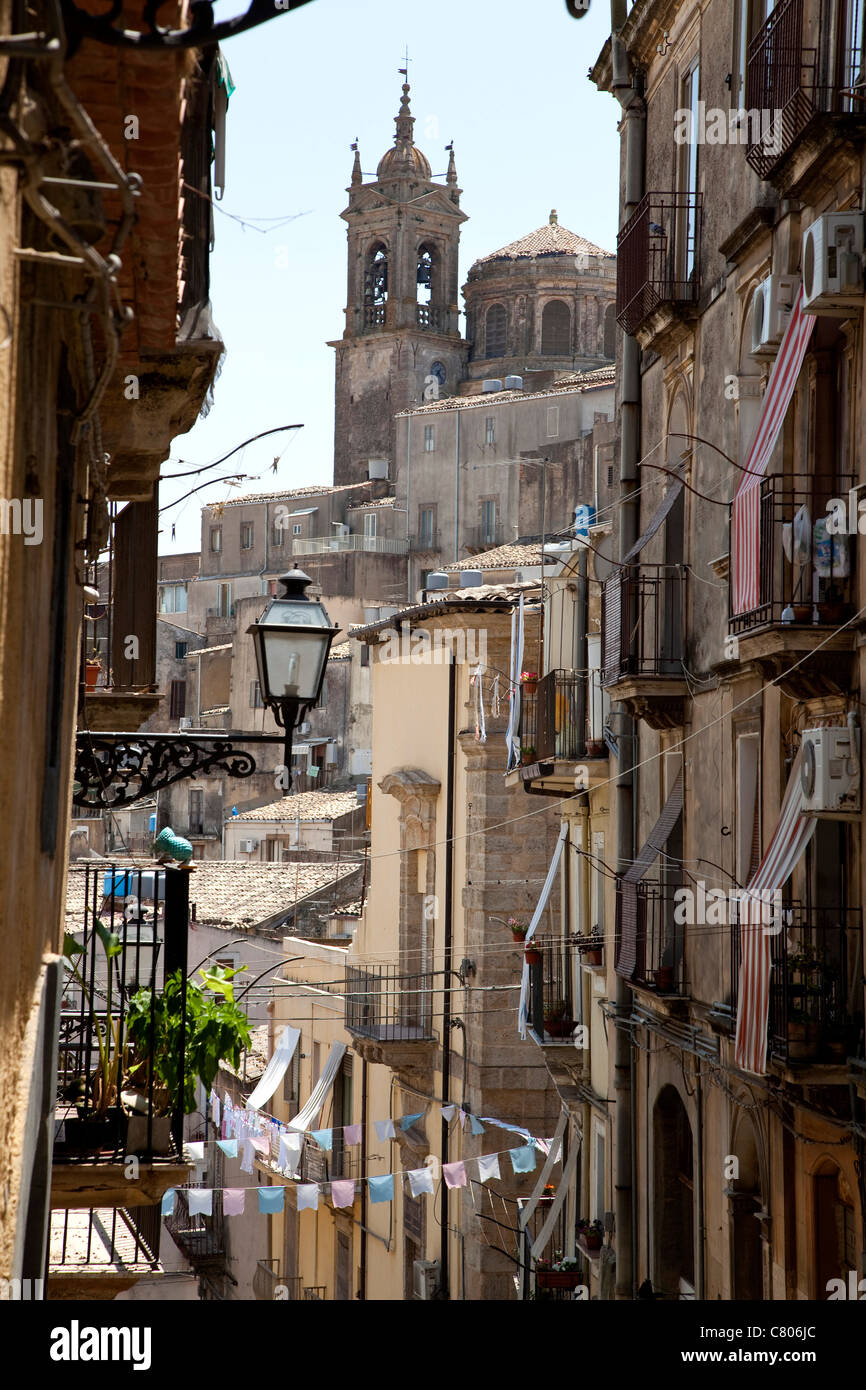 Vista sulla città di Caltagirone, Sicilia, Sicilia, Italia con case e chiesa Foto Stock