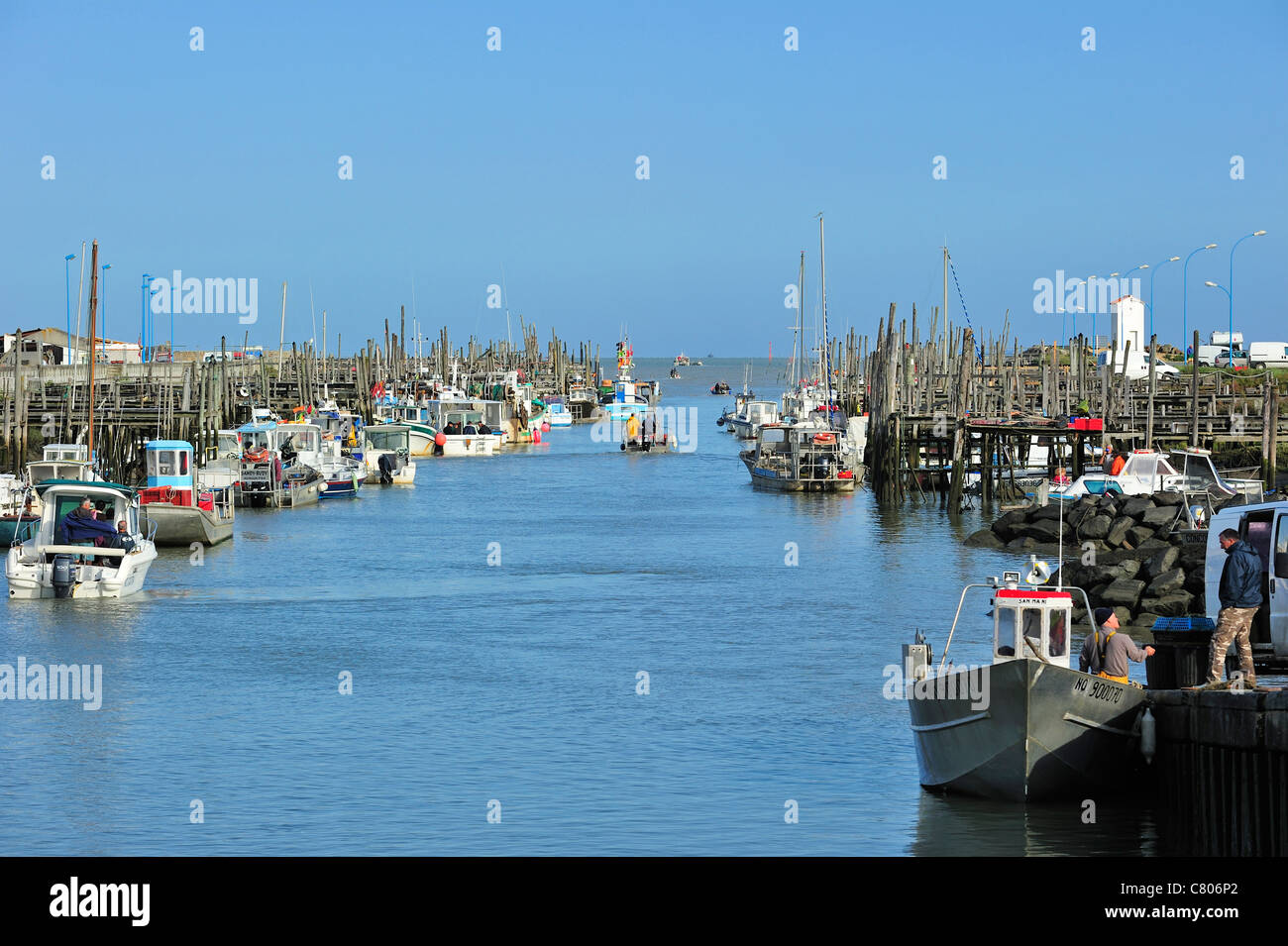 Barche da pesca e l'allevamento delle ostriche barche nel porto Port du Bec vicino a Beauvoir-sur-Mer, la Vendée, Pays de la Loire, Francia Foto Stock
