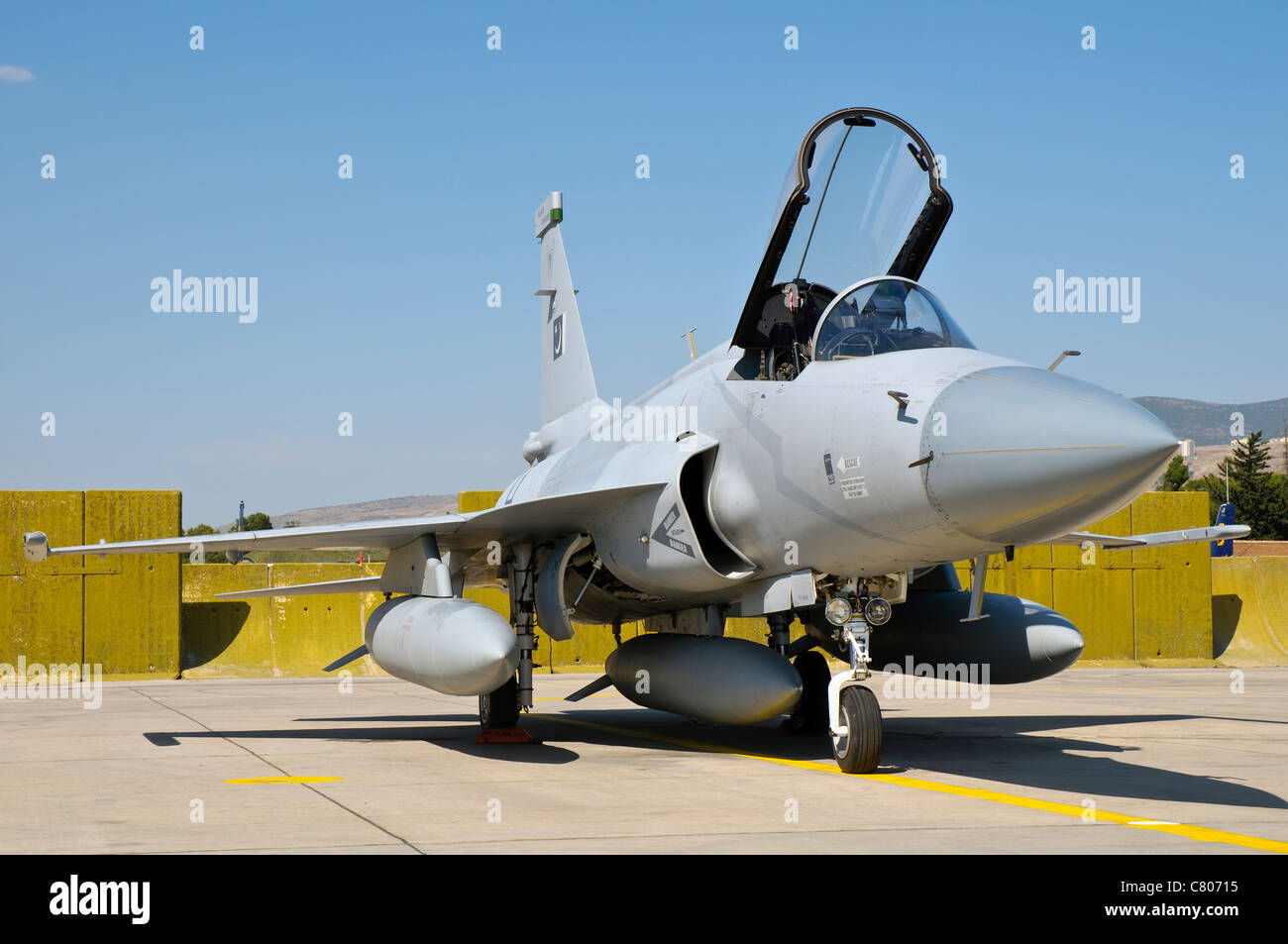 Un JF-17 Thunder del Pakistan Air Force a Izmir Air Show 2011 in Turchia, per celebrare i 100 anni di aviazione turca. Foto Stock
