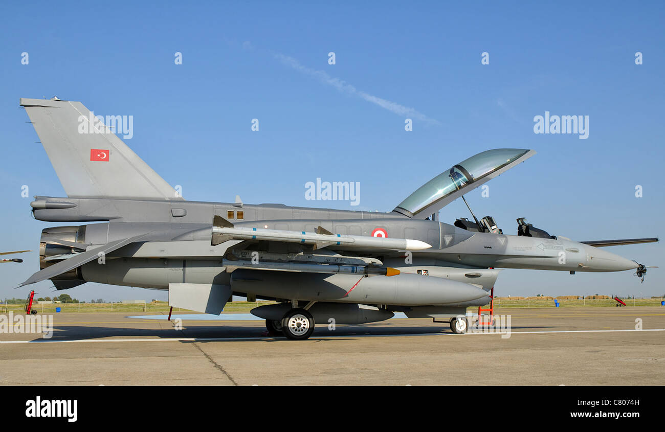 Un bagno turco Aria forza F-16D Blocco 50 a Izmir Air Show in Turchia. Foto Stock