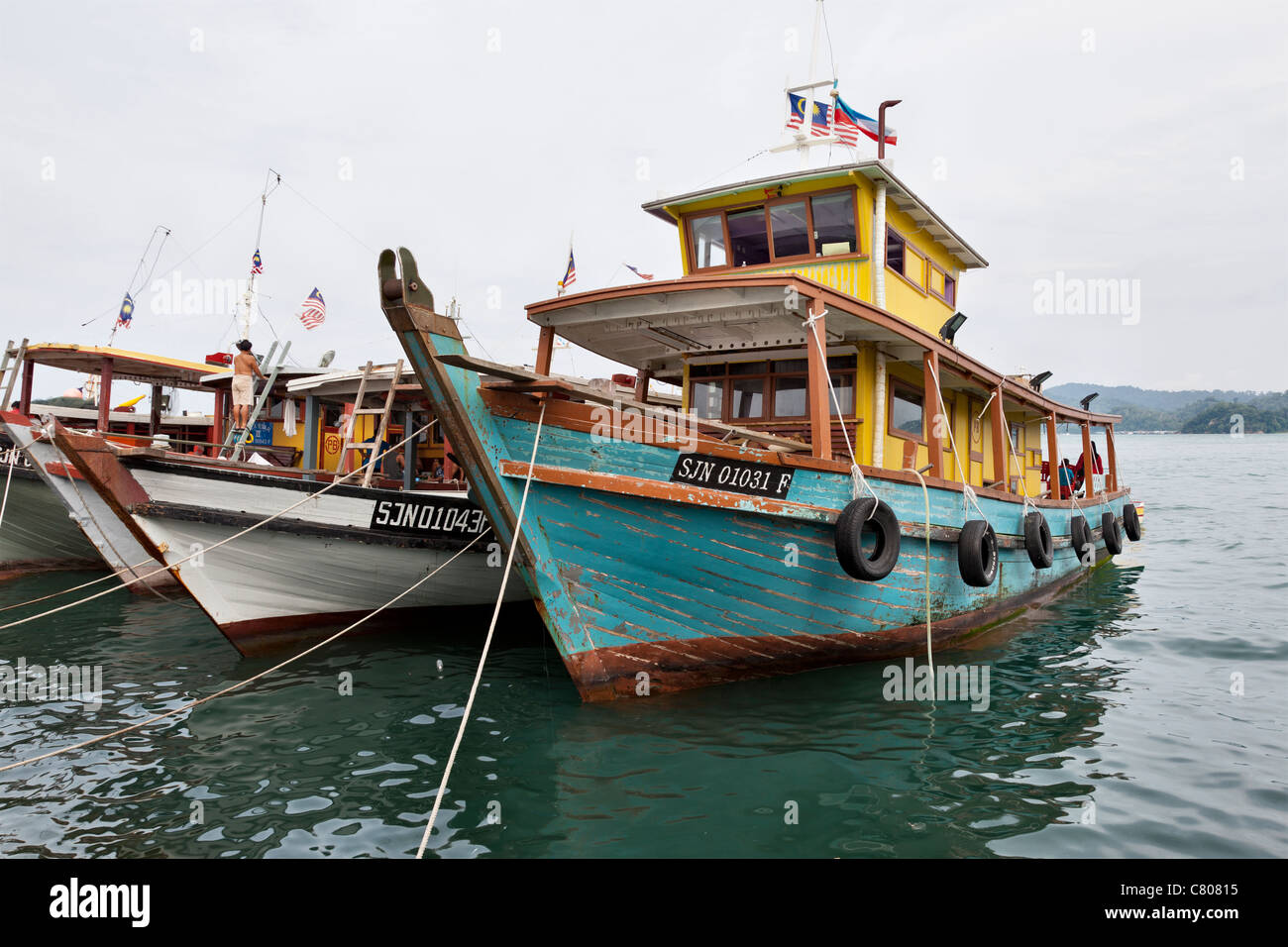 Barche da pesca al pesce docks, Kota Kinabalu, Sabah Malaysian Borneo Foto Stock
