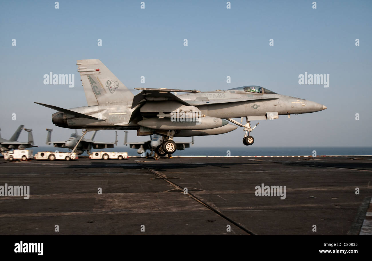 Un US Navy F/A-18C Hornet si prepara a terra a bordo della USS Eisenhower. Foto Stock