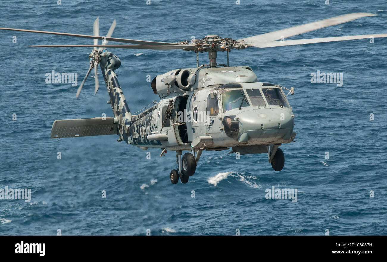 Un US Navy SH-60F Seahawk battenti al largo delle coste del Pakistan. Foto Stock