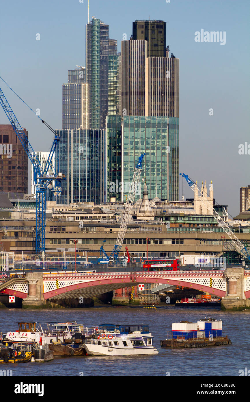 Iconico skyline di Londra vista dal ponte di Waterloo 3, Autunno tardo pomeriggio Foto Stock