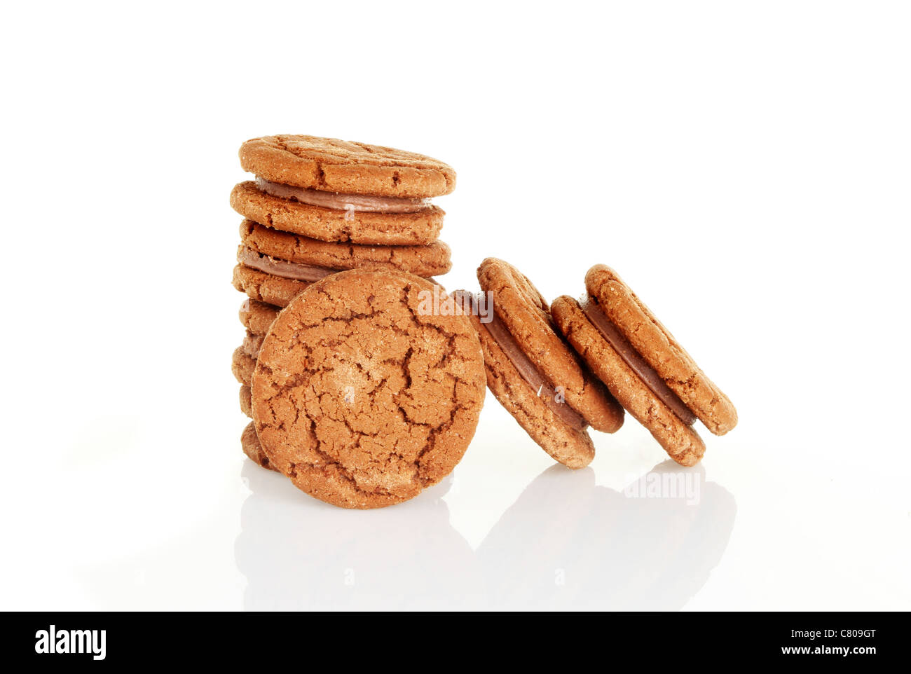 Pila di crema di cioccolato biscotti sandwich con una morbida ombra riflettente contro uno sfondo bianco Foto Stock