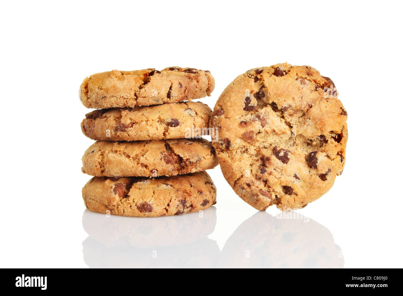Pila di biscotti al cioccolato con un dolce riflesso contro uno sfondo bianco Foto Stock