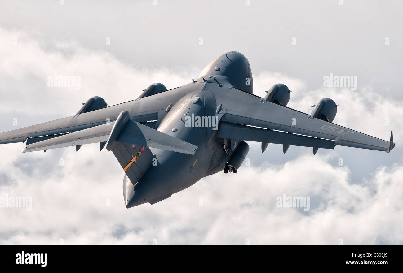 Vista posteriore di una C-17 Globemaster volare sopra le nuvole oltre alla Nellis Air Force Base in Nevada. Foto Stock