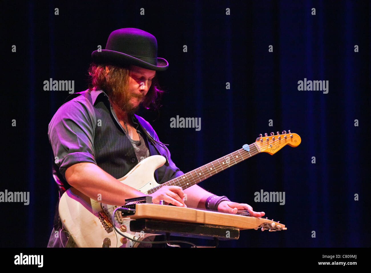 Bass Guitar e organo lettore per Leon Russell gioca al tramonto Centro - Carmelo, California Foto Stock