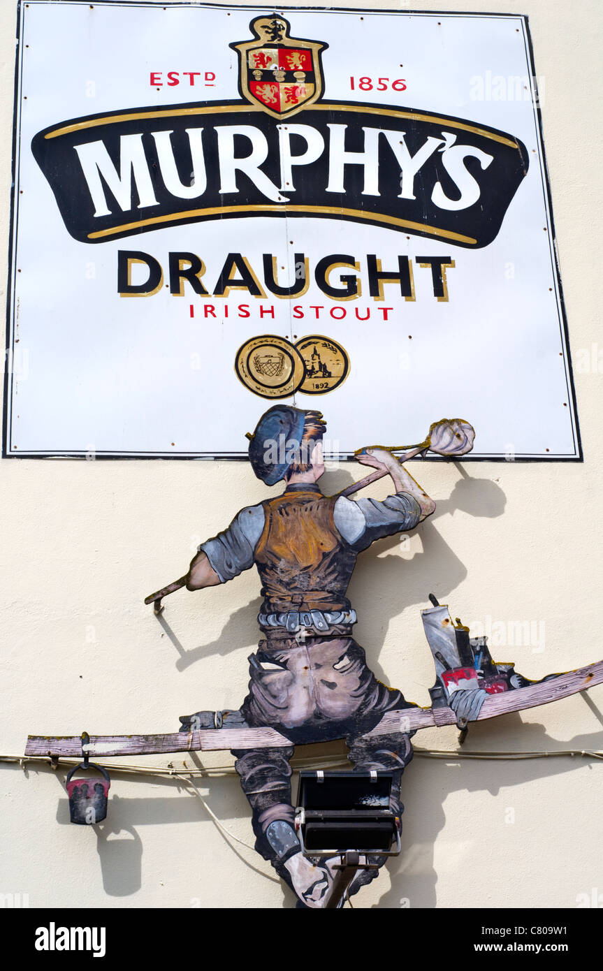 Un segno dipinto su una parete al di fuori di un pub a Dingle, nella contea di Kerry, Irlanda Foto Stock