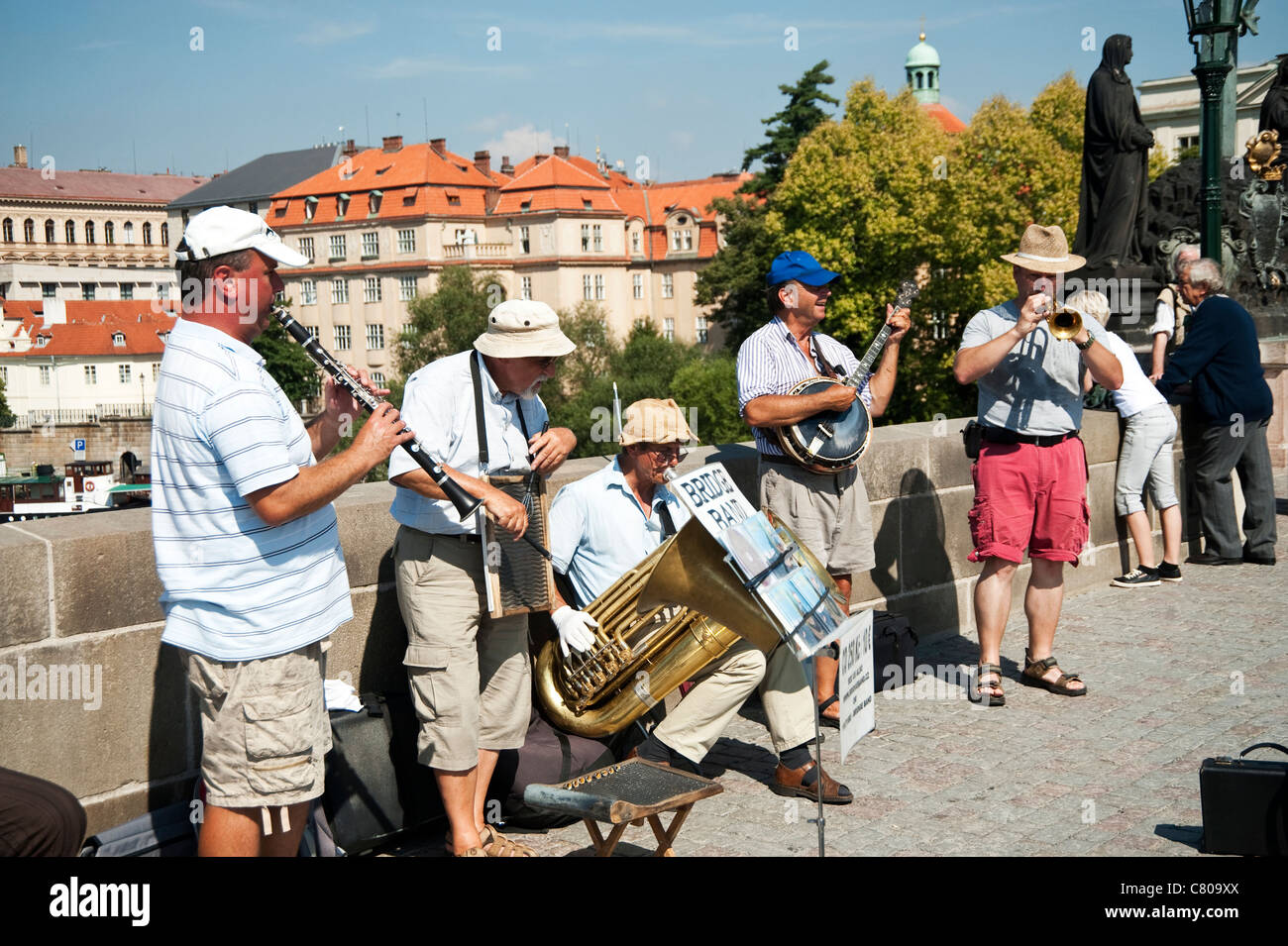 Agosto 2011, Praga, Repubblica Ceca - jazz band che suona musica sul Ponte Carlo. Foto Stock