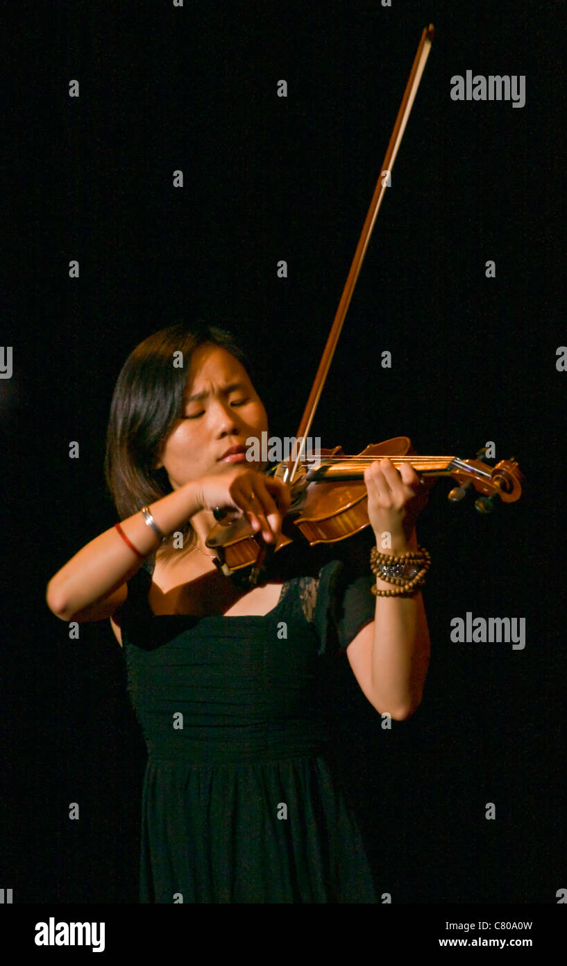 Un violinista cinese suona presso il tibetano mongolo centro culturale a un buddista DALAI LAMA insegnamento - Bloomington, Indiana Foto Stock