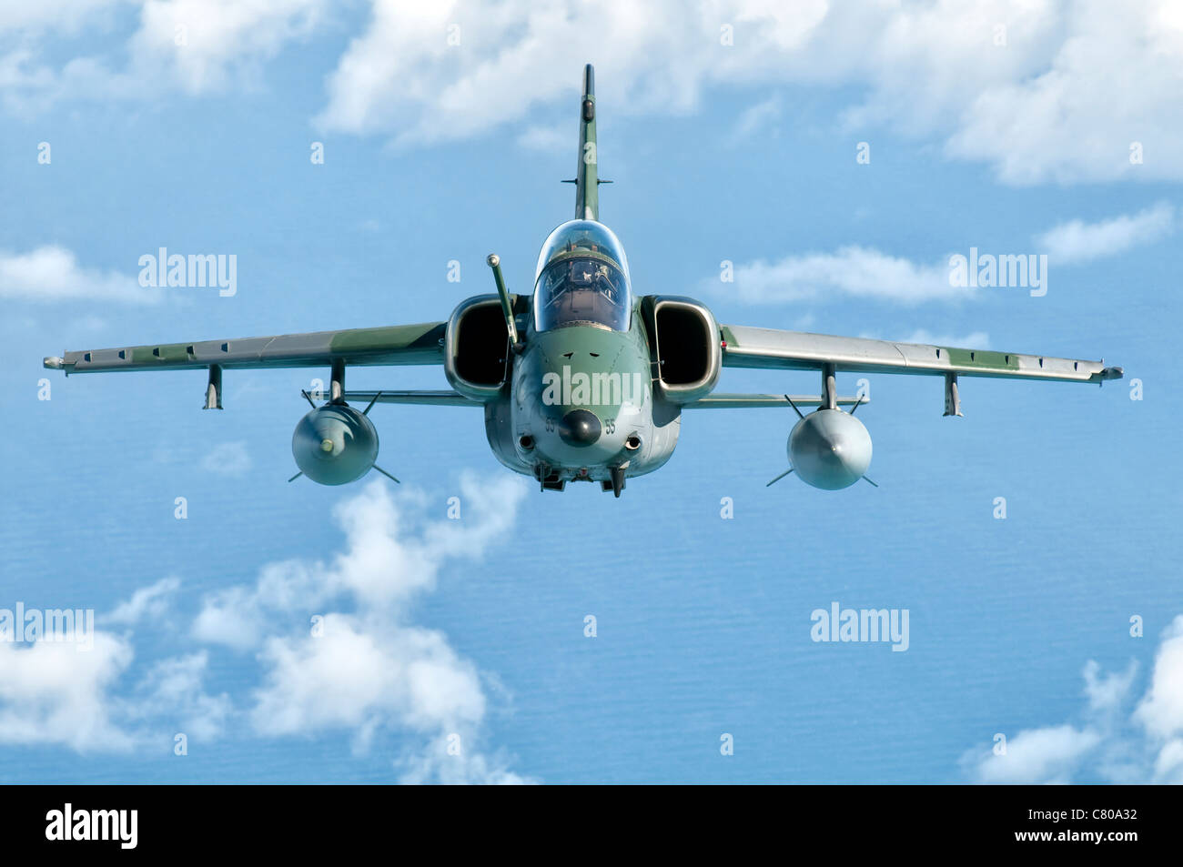 Una forza aerea brasiliana Embraer A-1B vola attraverso il cielo sopra il Brasile. Foto Stock