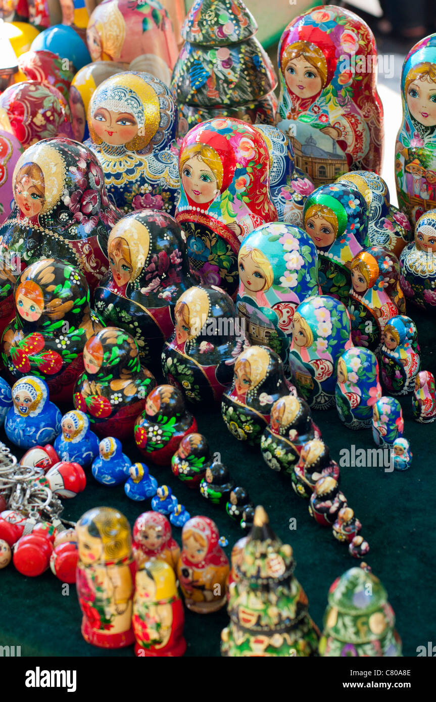 Tradizionale bambole russe in vendita al mercato di Odessa, Ucraina. Foto Stock