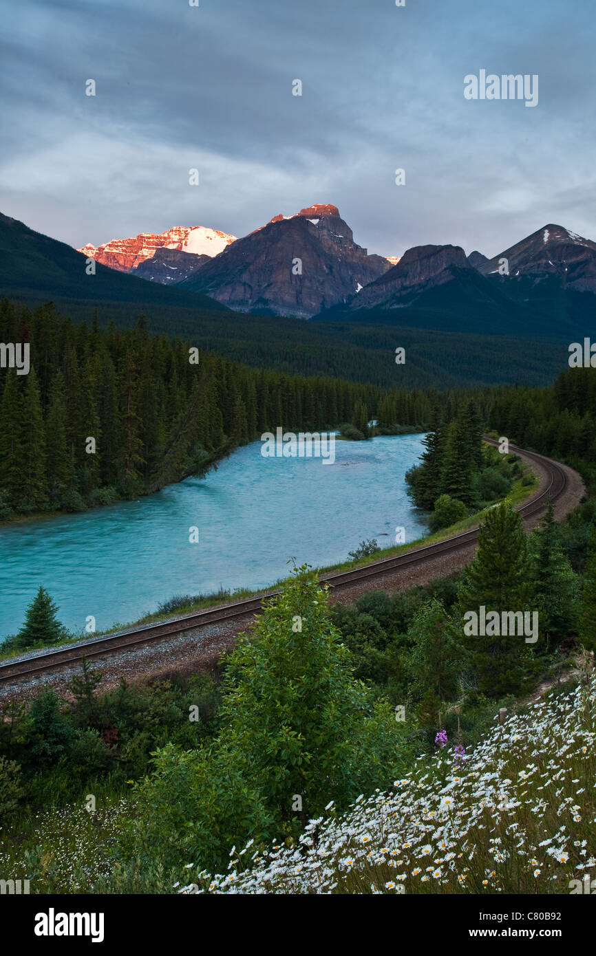 Alba sulle Montagne Rocciose Canadesi con il Fiume Bow in primo piano Foto Stock