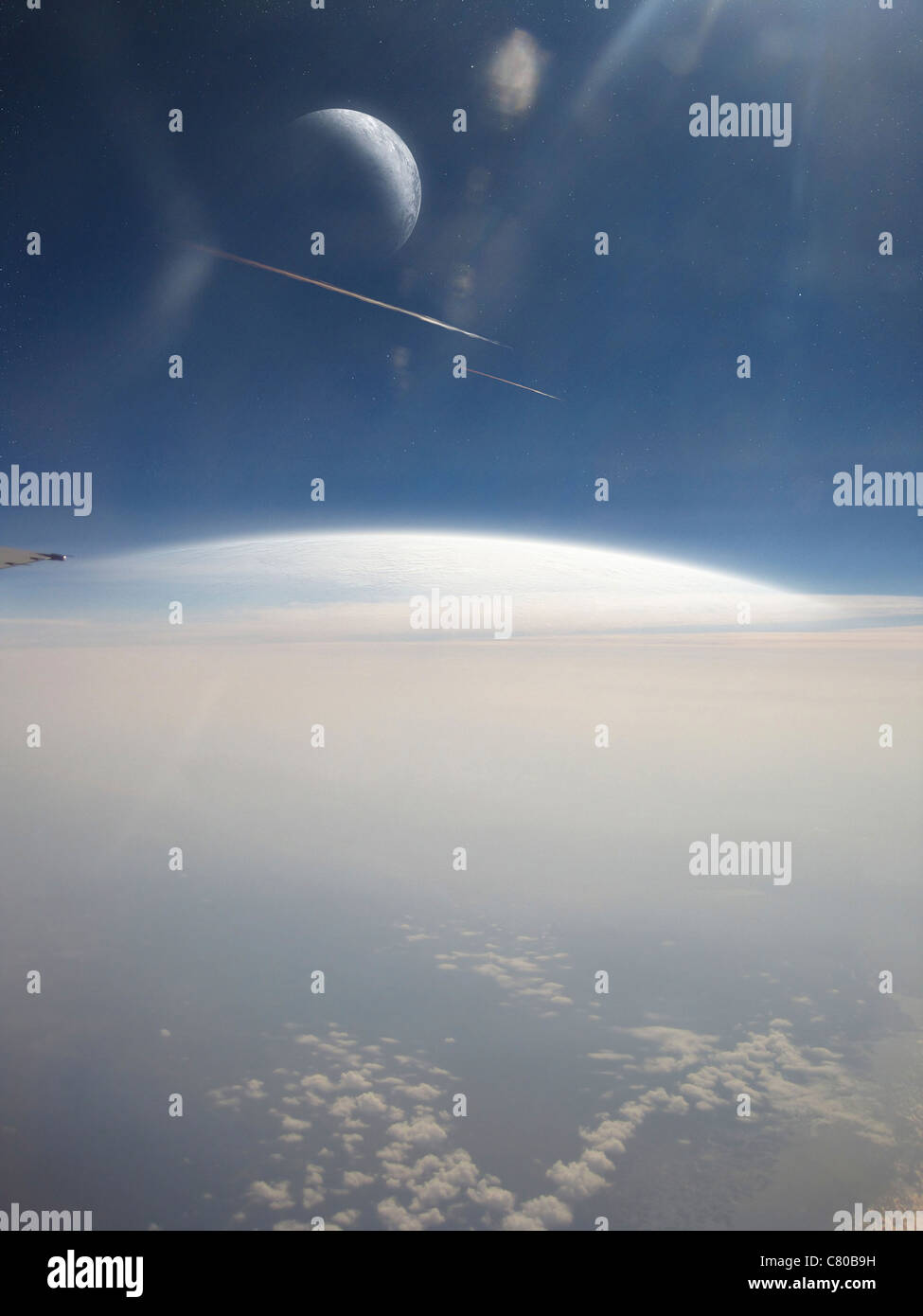 Una vista di due lune e meteroites da un passeggero aereo finestra. Foto Stock