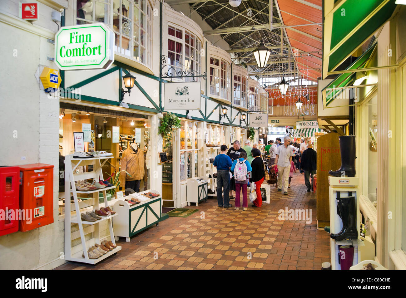 Negozi e bancarelle del mercato coperto, Oxford, Oxfordshire, England, Regno Unito Foto Stock