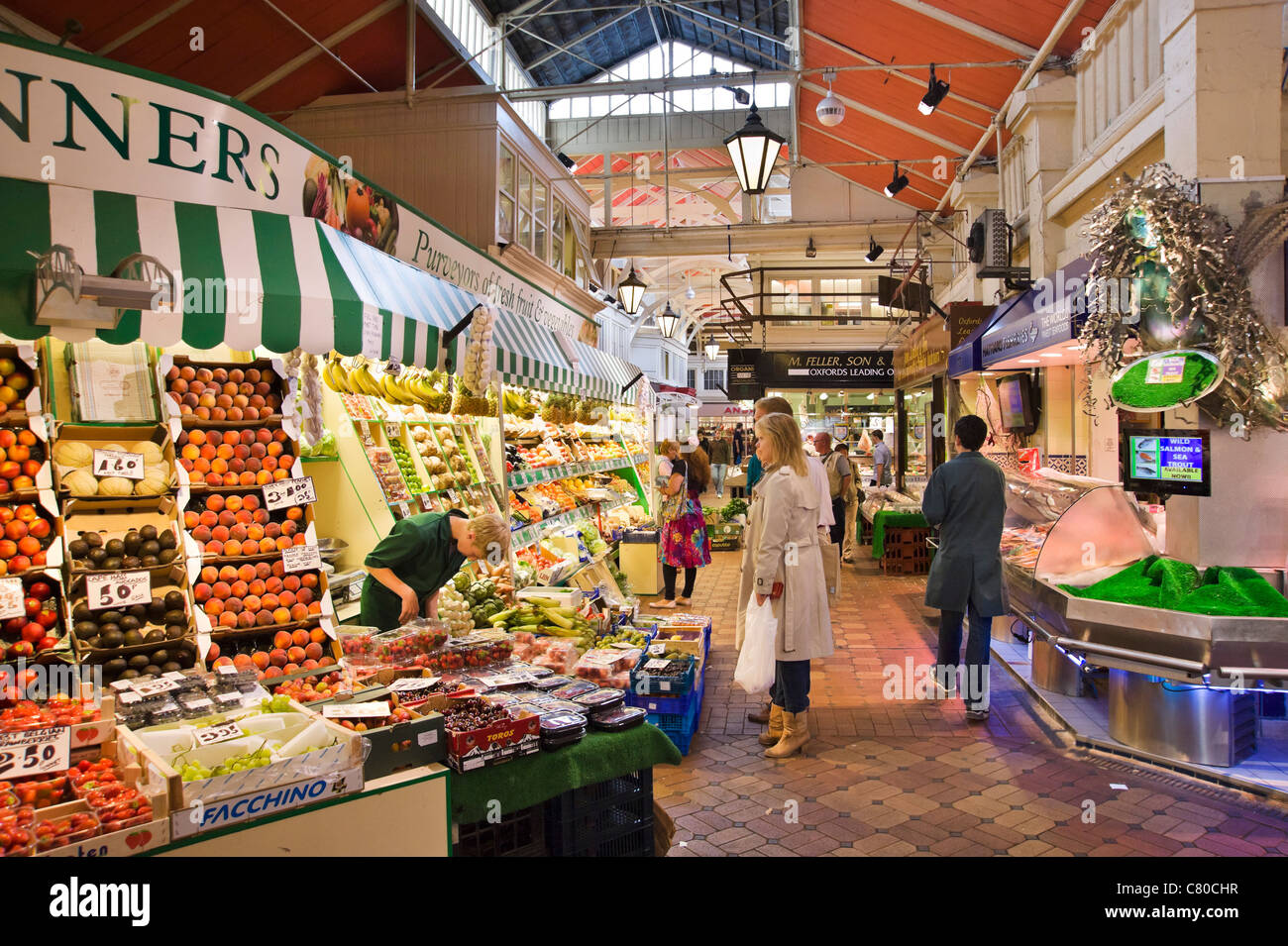 Bancarelle prodotti alimentari nel mercato coperto, Oxford, Oxfordshire, England, Regno Unito Foto Stock