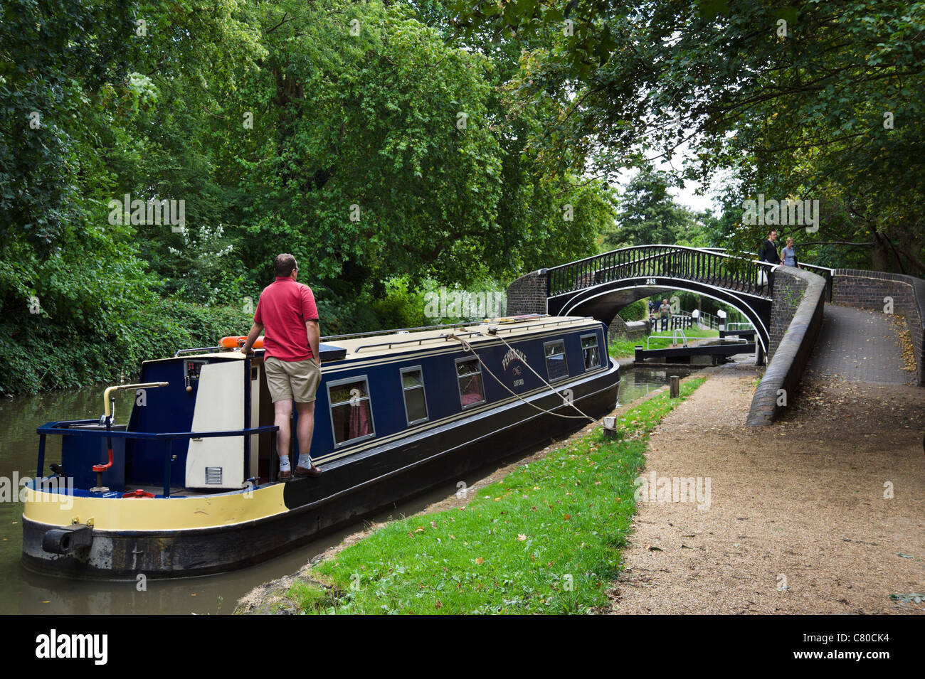 Narrowboat inserire il blocco porte della Oxford Canal vicino a Gerico, Oxford, Oxfordshire, England, Regno Unito Foto Stock