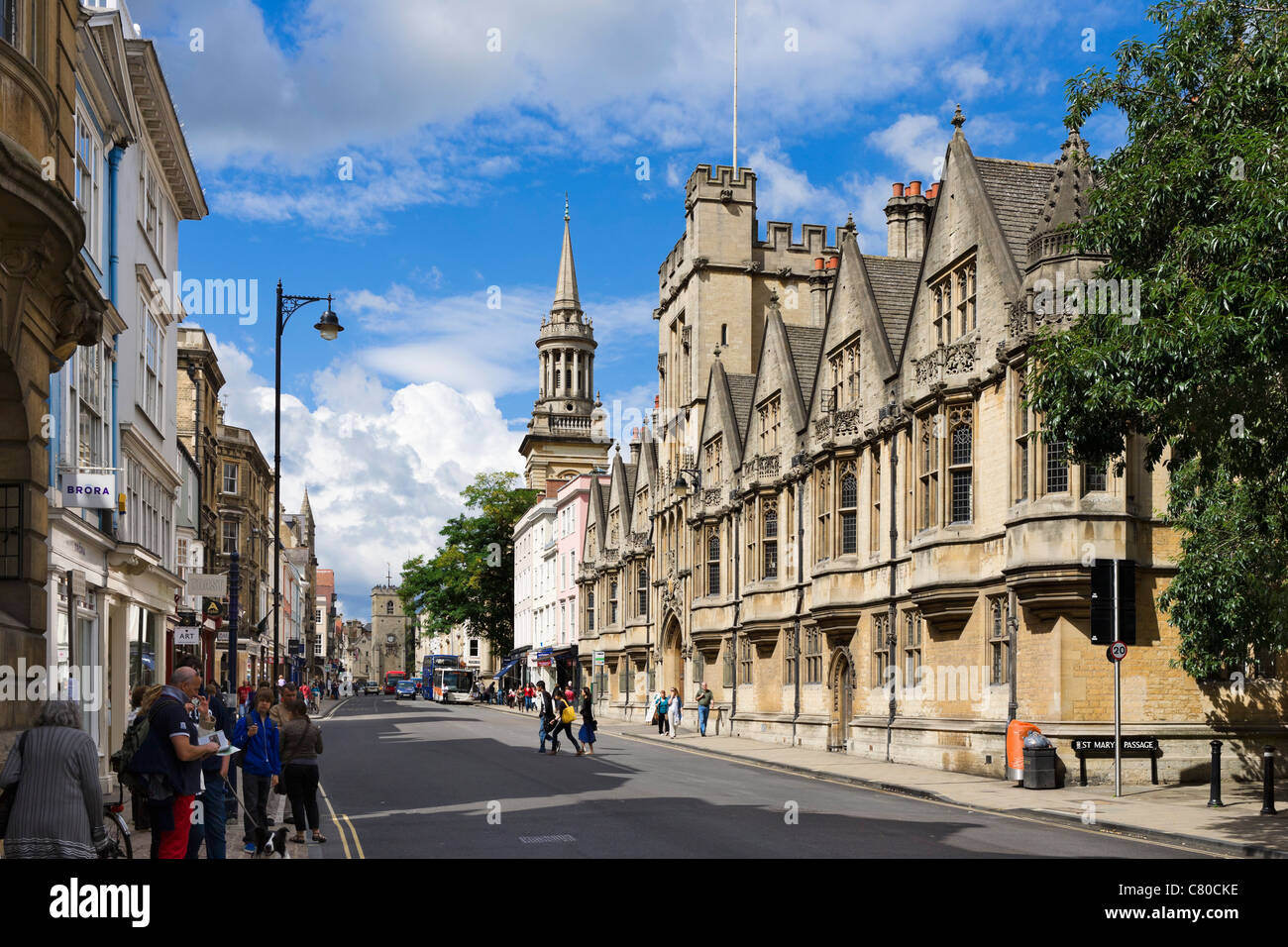 High Street con Brasenose College e università chiesa di Santa Maria Vergine a destra, Oxford, Oxfordshire, England, Regno Unito Foto Stock