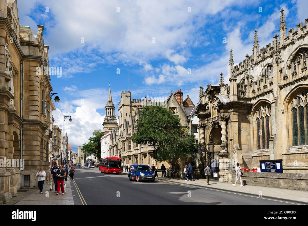 High Street con Brasenose College e università chiesa di Santa Maria Vergine a destra, Oxford, Oxfordshire, England, Regno Unito Foto Stock