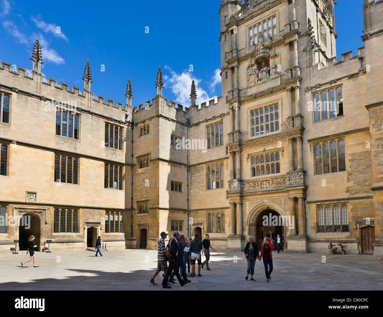 Università di Oxford. Cortile della biblioteca Bodleian Library (vecchie scuole del quadrangolo), Oxford, England, Regno Unito Foto Stock