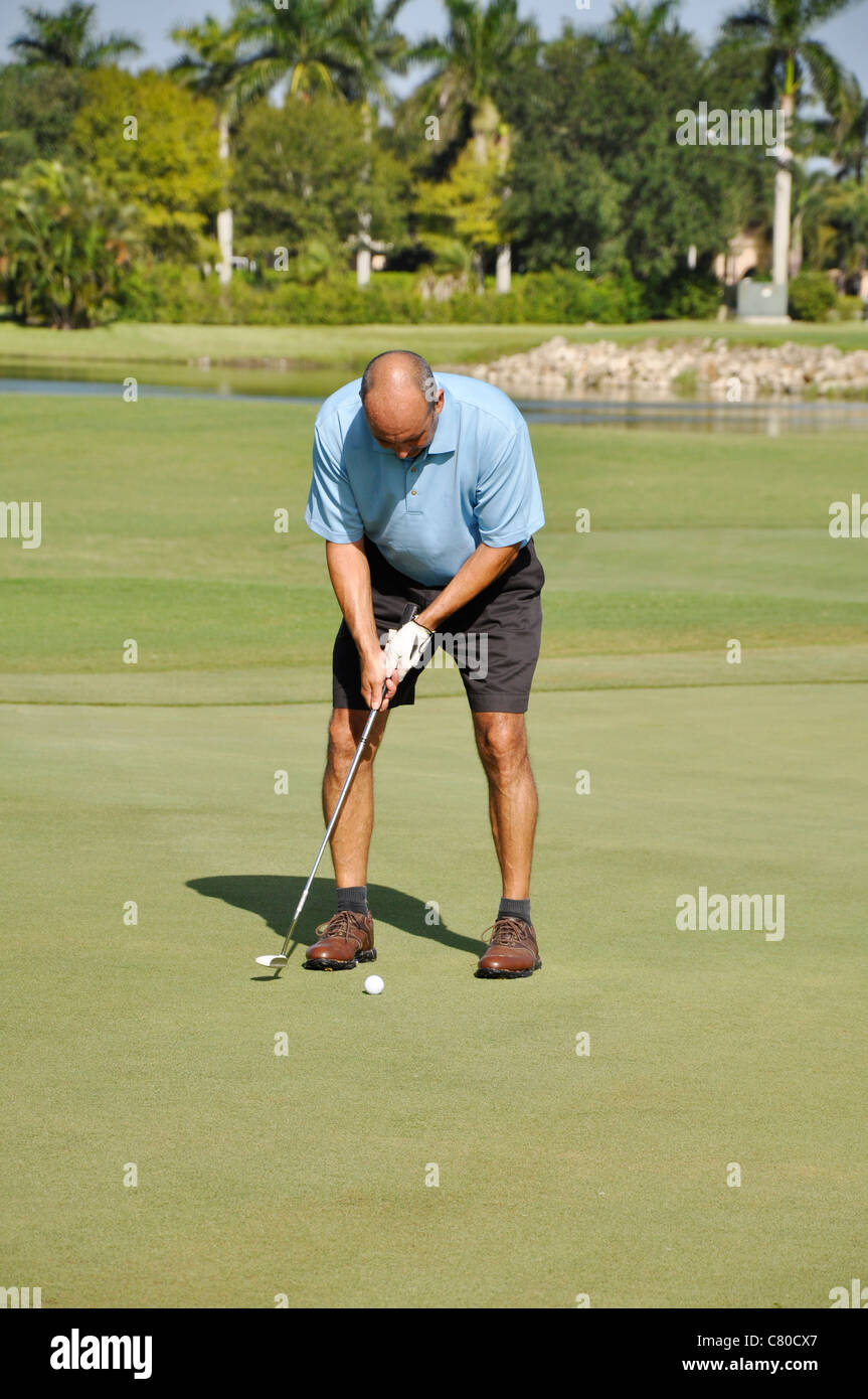 Uomo a mettere su un campo da golf in Naples, Florida Foto Stock