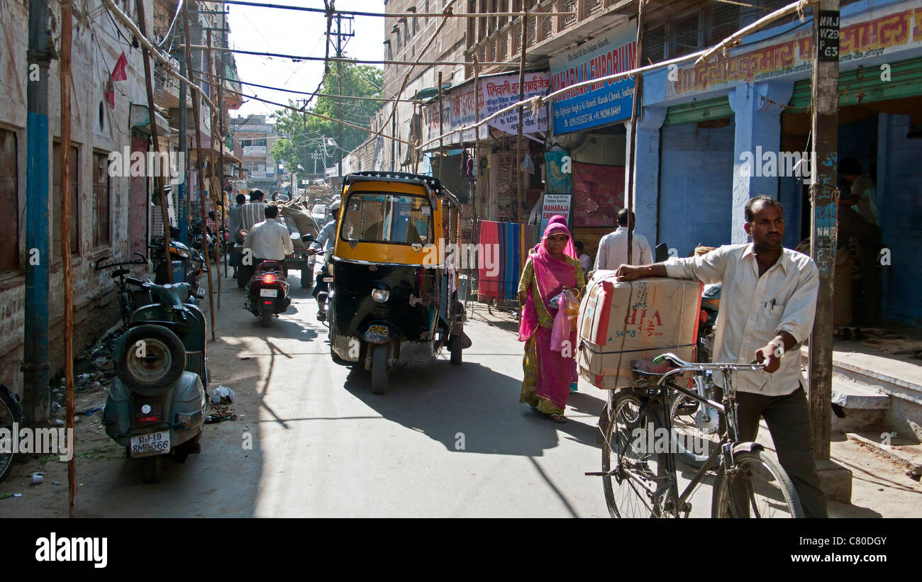 Strada trafficata Jodhpur Rajasthan in India Foto Stock
