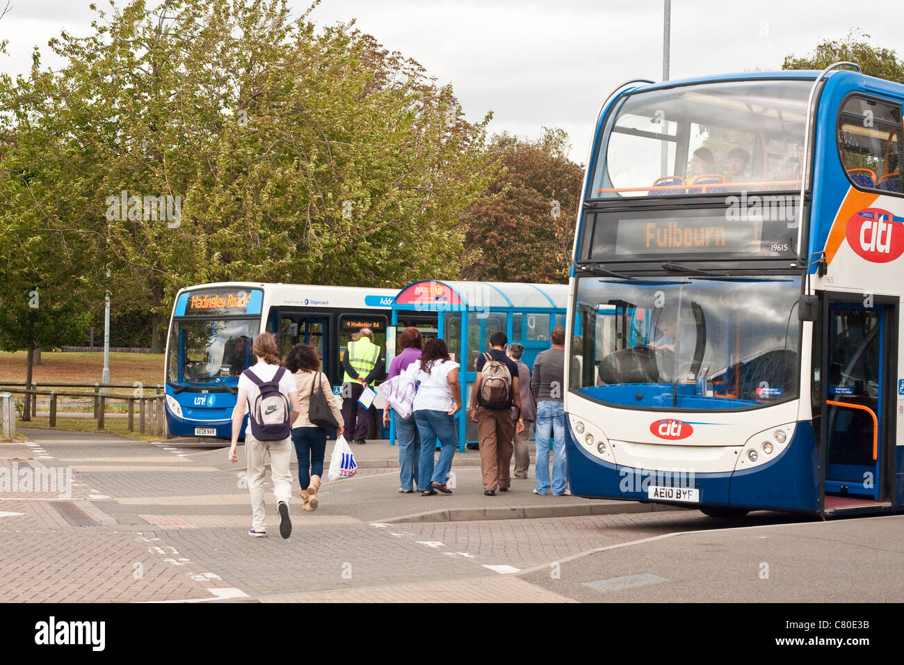La gente e autobus presso l'ospedale Addenbrookes stazione autobus di Cambridge, Regno Unito Foto Stock