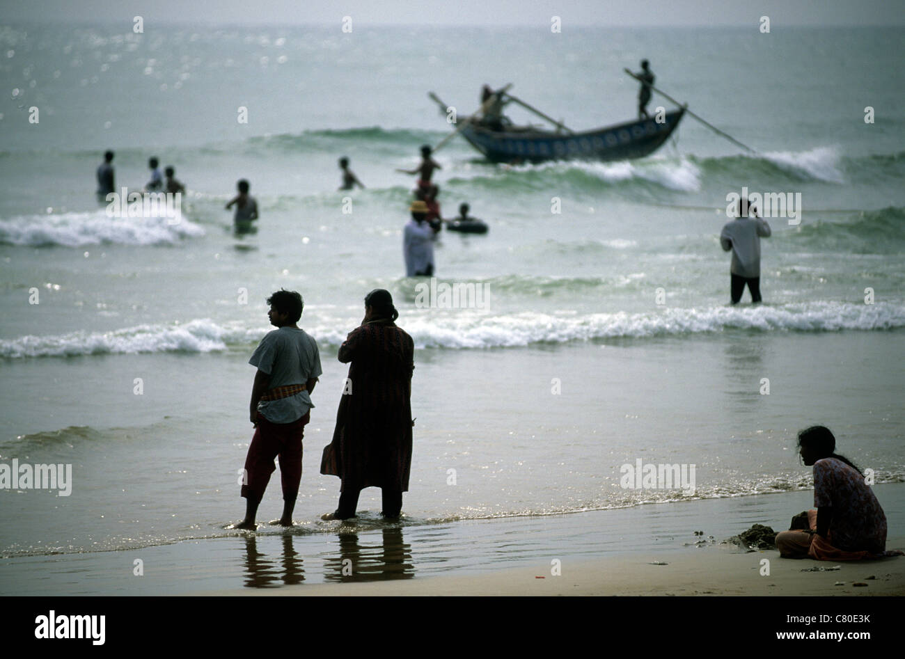 India Orissa, Puri,pescatori sulla spiaggia Foto Stock