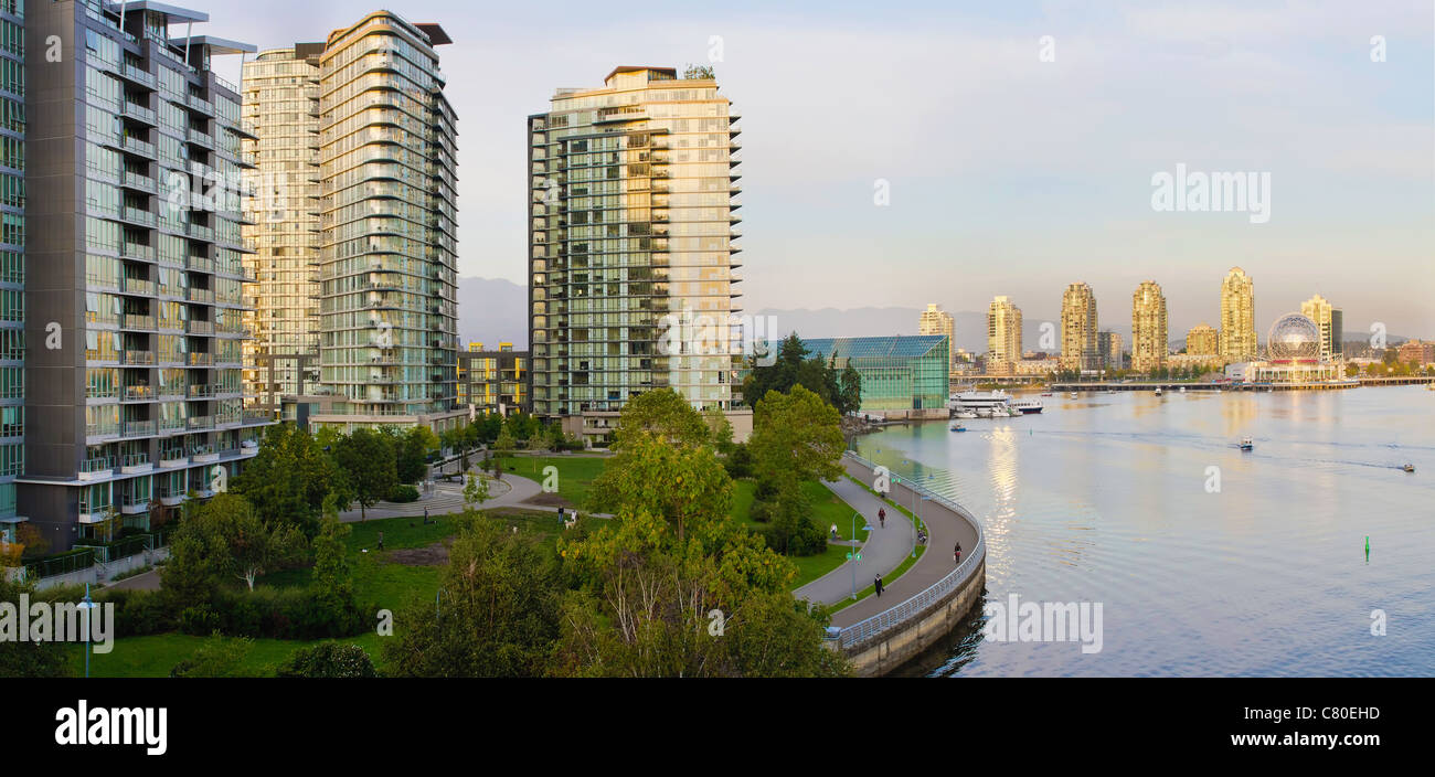 Waterfront che vivono lungo False Creek in Vancouver BC Canada Foto Stock