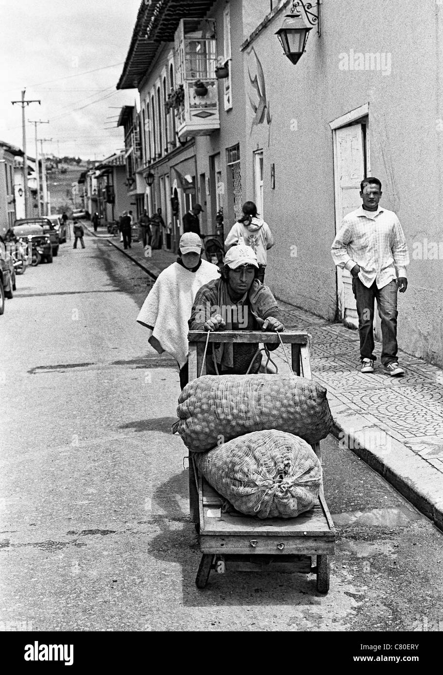 Lavoratore che trasportano le patate al mercato. Soracá, Boyacá, Colombia, Sud America Foto Stock