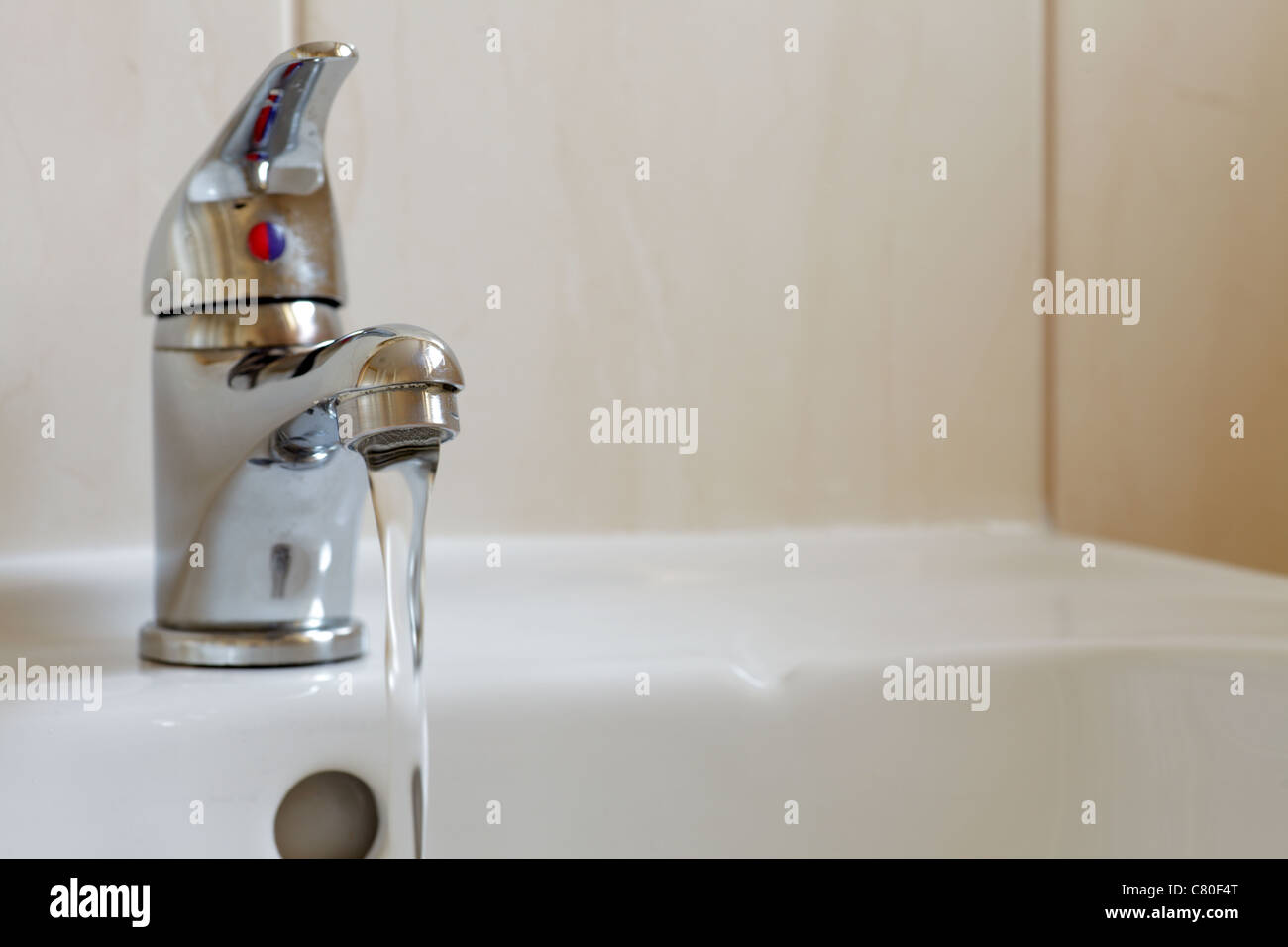 Bagno interno bianco con lavello e rubinetto - rubinetto miscelatore Foto Stock