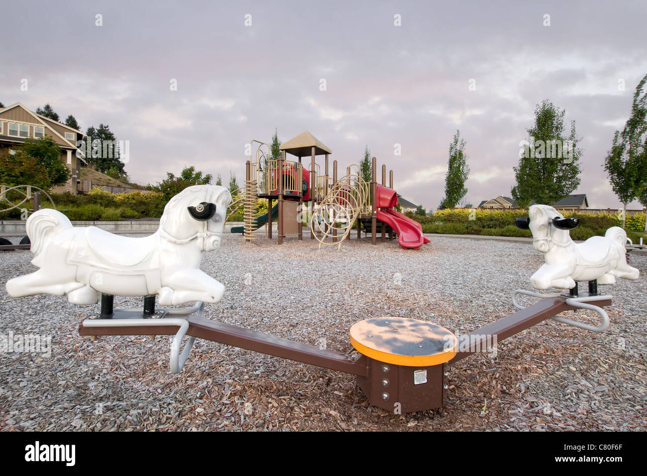Vicinanze Parco pubblico Parco giochi per bambini in area suburbana con altalena Foto Stock