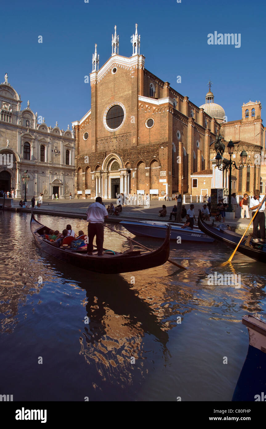 L'Italia, Venezia, Castello trimestre, di San Giovanni e Paolo Basilica, gondole. Foto Stock