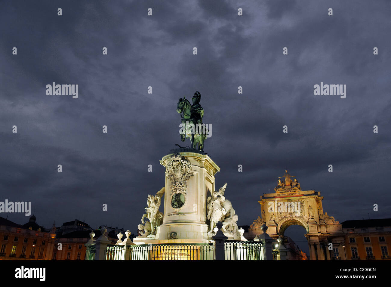 Il Portogallo, Lisbona, Praca do Comercio di notte Foto Stock