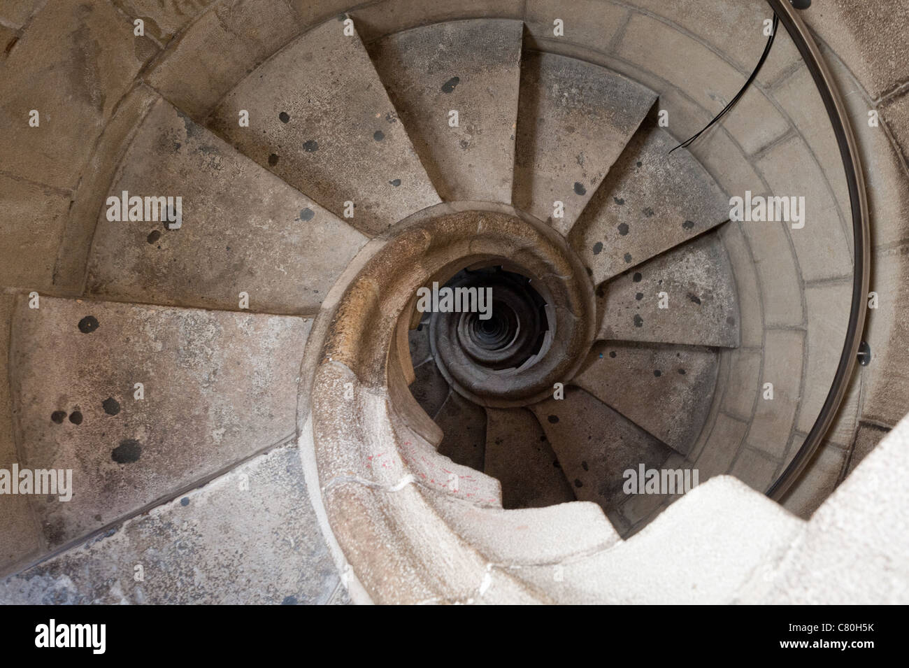 Una scala a spirale nella cattedrale della Sagrada Familia progettata da Gaudì a Barcellona, Spagna Foto Stock